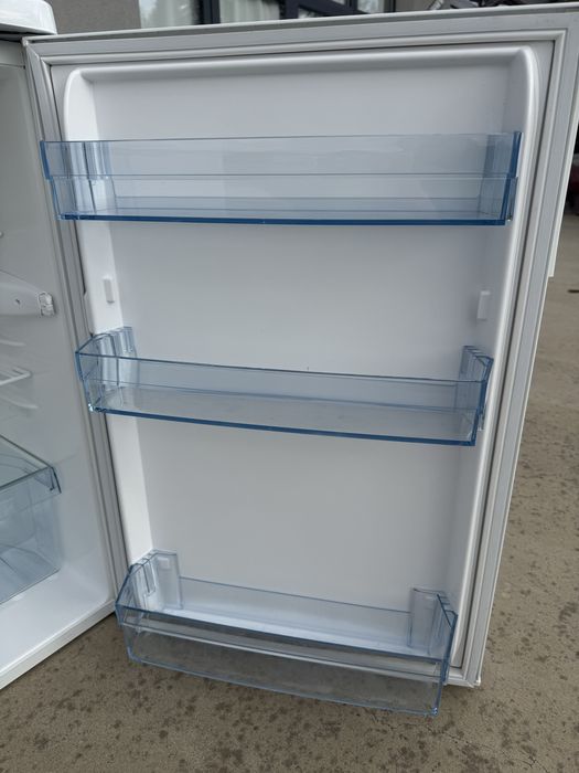 Малък хладилник AEG