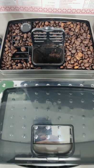 Expresor DeLonghi cu Boabe și măcinat