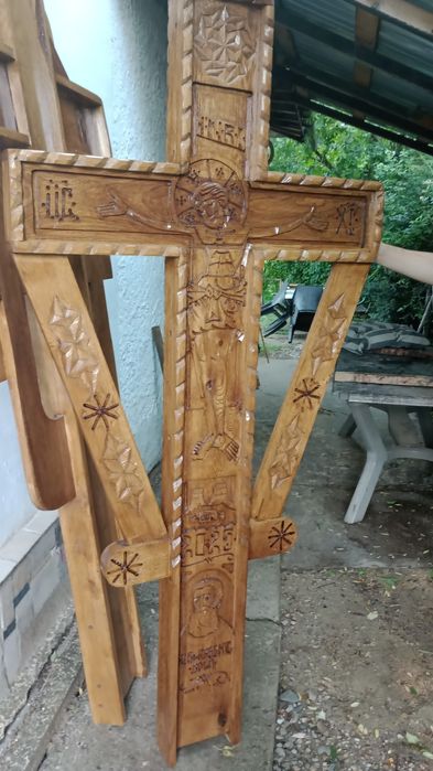 Troița sculptata manual in stil maramuresan