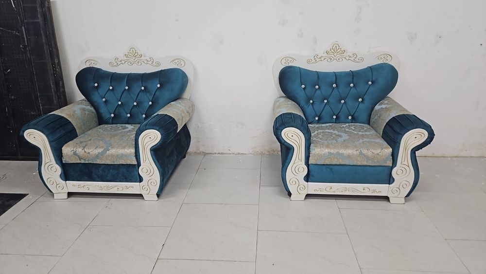 Диван, два кресла.