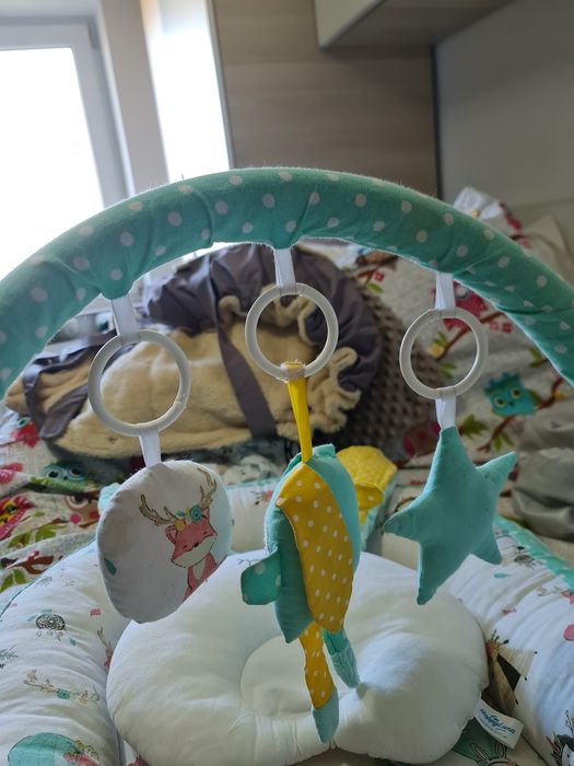 Babynest cu perinuta si arcada de jucarii