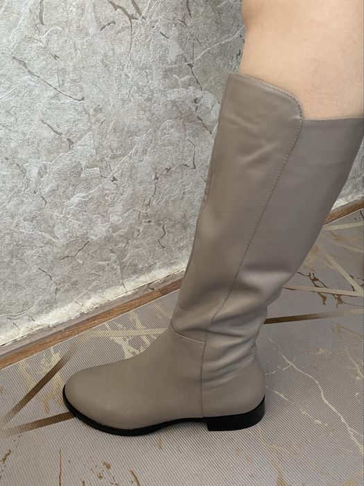 Бежевые кожаные сапоги