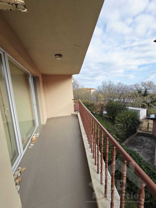 Тристаен апартамент в затворен жилищен комплекс, к.к."Чайка"