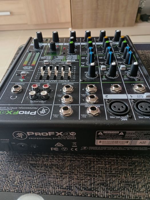 Продавам mixer mackie pro fx4