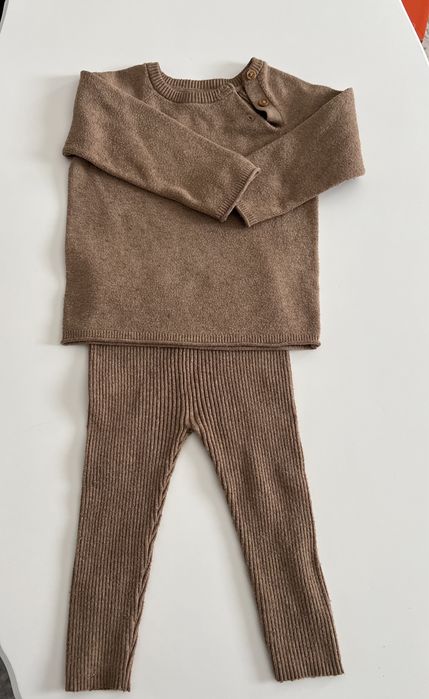 Set din lana , stare buna. Culoarea maro