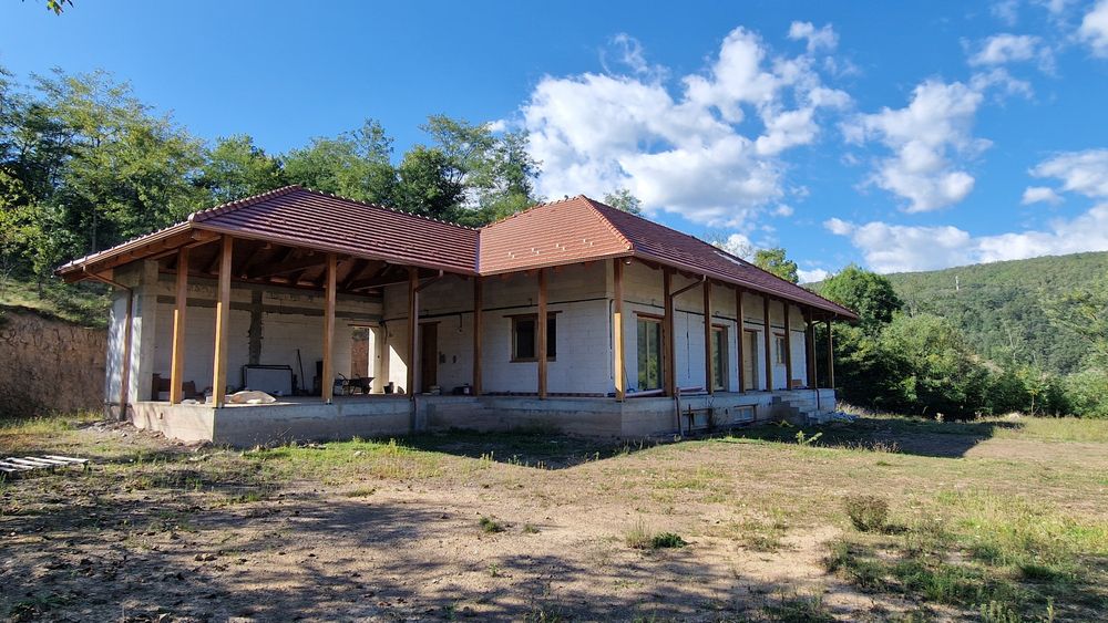 Vând casă și teren