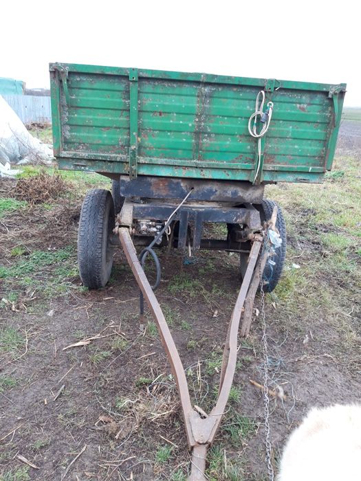 Remorca agricola basculabila cu doi cilindri și roata a 5 a  .
