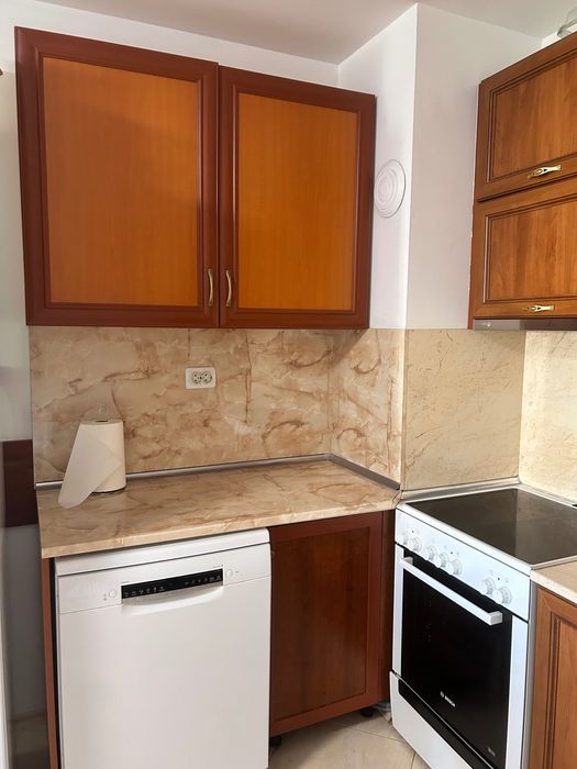 Кухня с горен и долен ред шкафове + плот и мивка