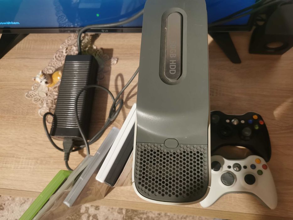 Xbox 360 с 2 джойстика и игри