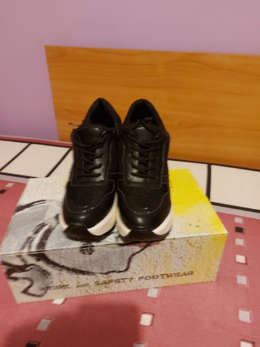 Vând Adidași cu Platforma Mărimea 37