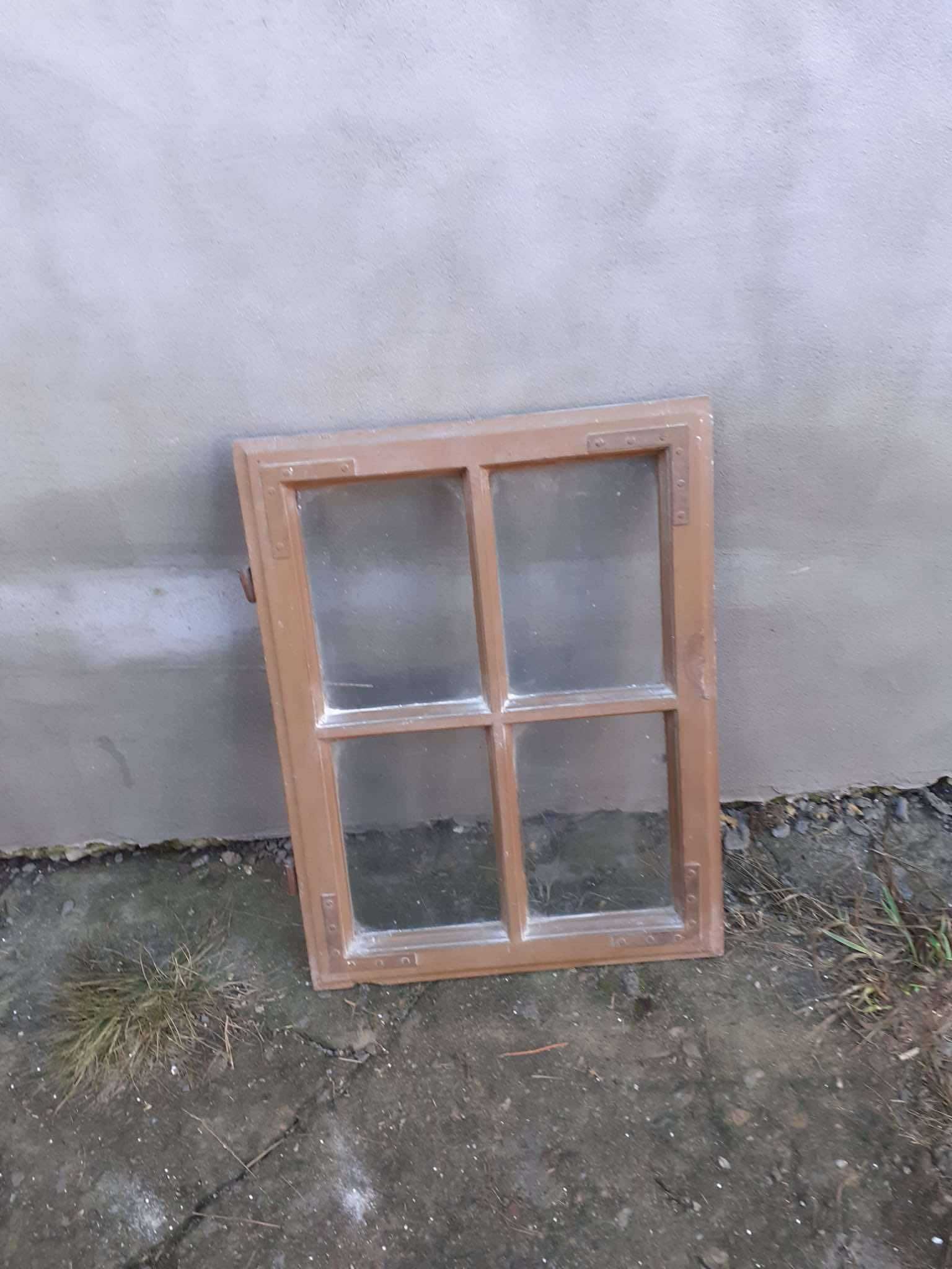 Uși și ferestre din lemn de brad