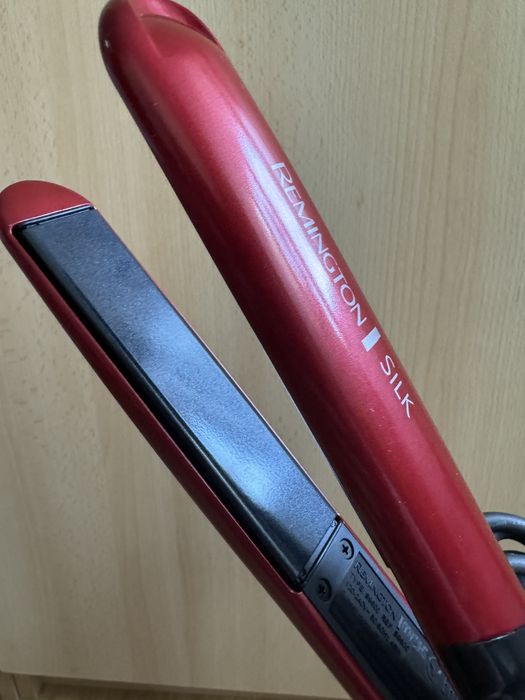 Placă de îndreptat părul Remington Silk S9600