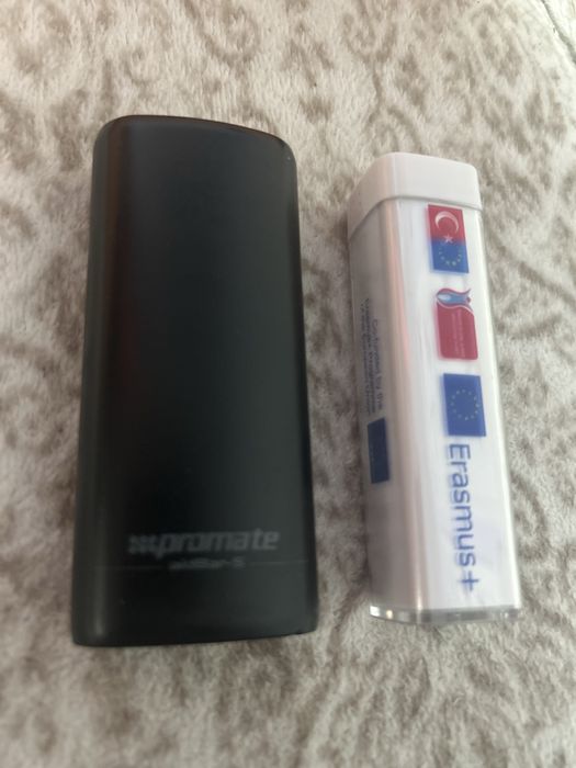 Vand 2 beterii externe la pachet!