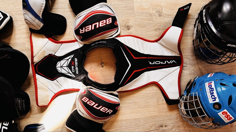 Vand costum complect  hockey folosit stare buna