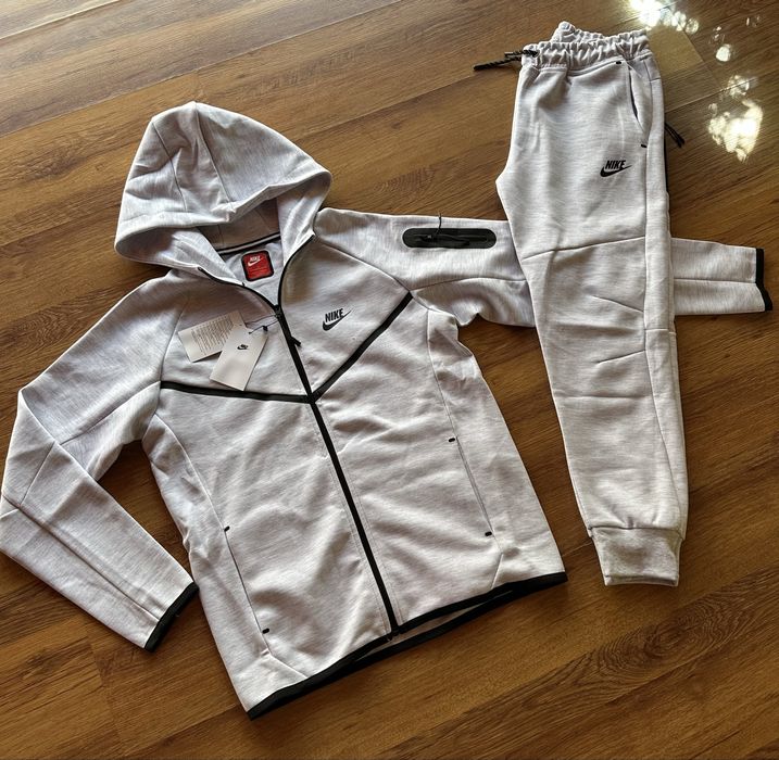 Детски,памучен екип Nike в сиво,с активен,заден джоб на долнището