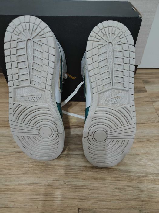 NIKE Air Jordan Mid 1