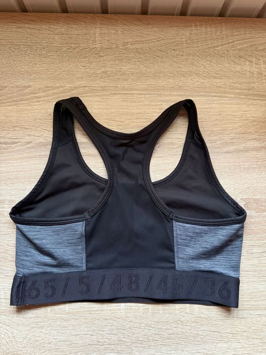 Bustiera neagra sport H&M perfecta pentru sala