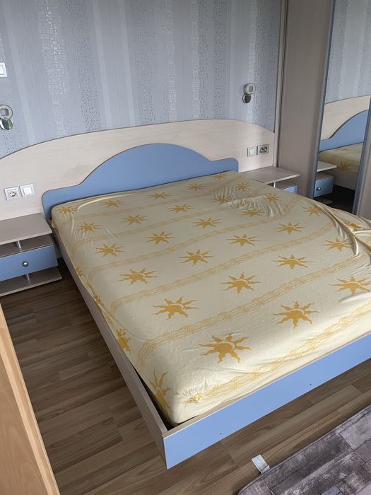 спалня с матрак 160/200, 2 нощни шкафчета и скрин