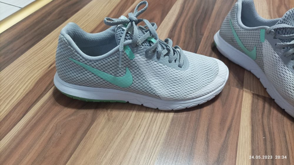 Vând adidași Nike dama