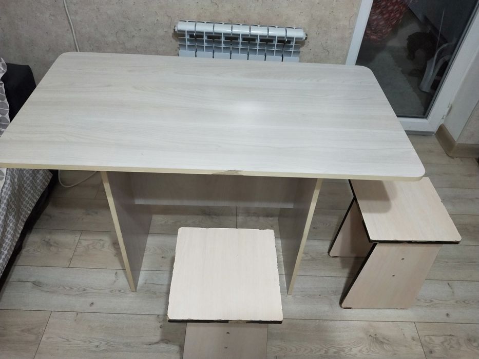 Стол кухонный и 2 тумбочки