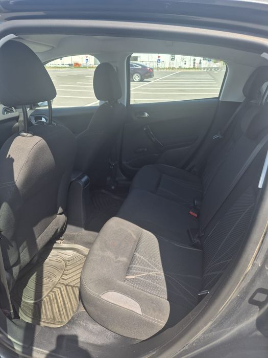 Vând Peugeot 208, cutie automata defecta