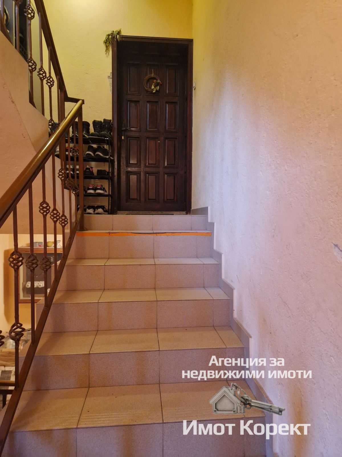 Имот Корект продава Етаж от къща, Гараж, стая, кв.Метоха