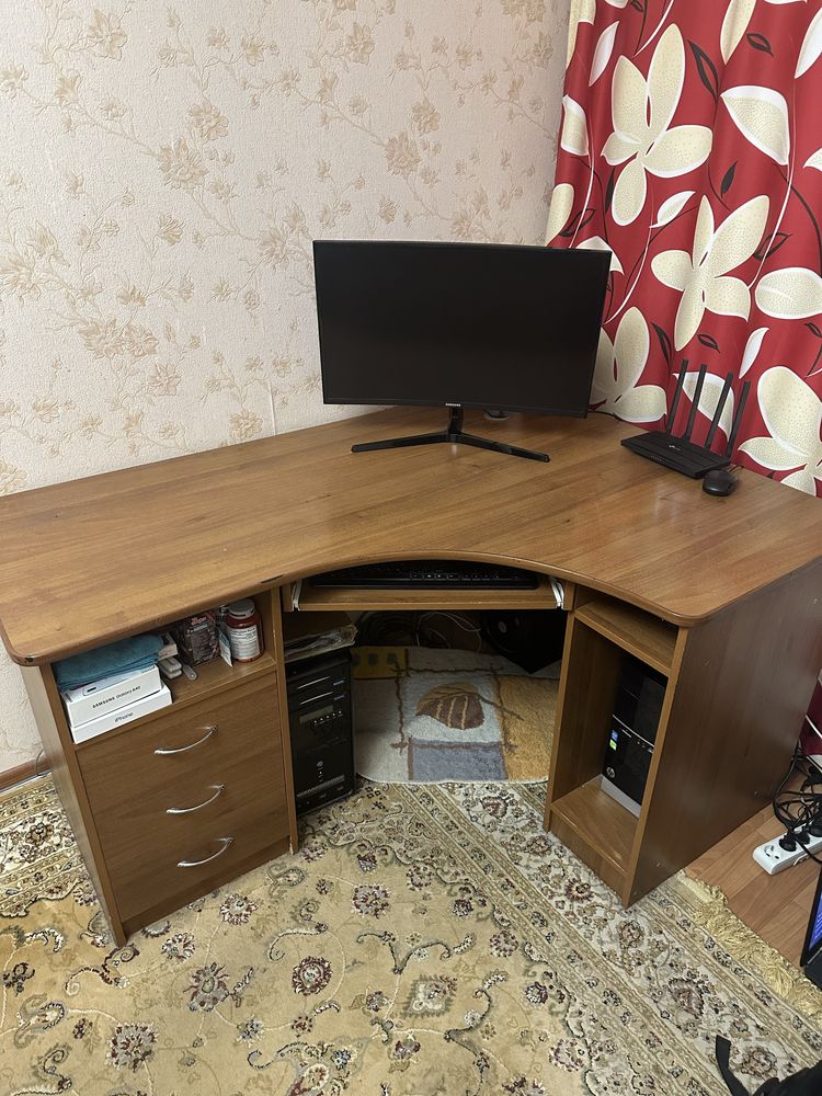 Продается офисный стол