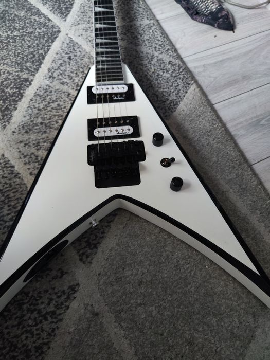 Chitara Electrica Jackson JS32 King V WH AH impecabila, cu accesorii
