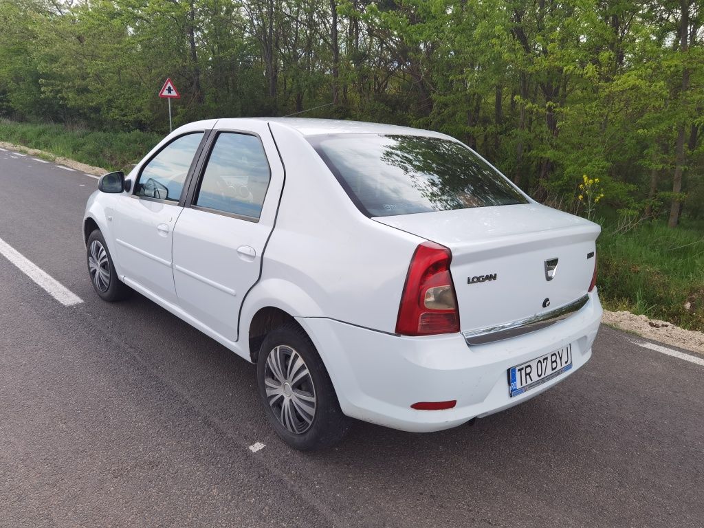 Vând Dacia Logan