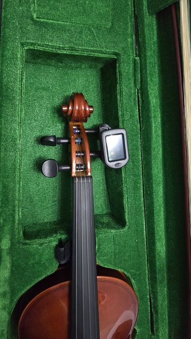 Vând vioară 4/4 marca Flame