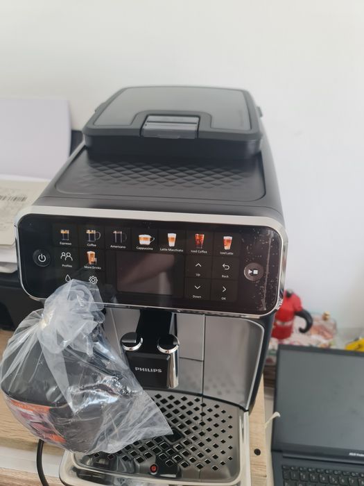 Espressor automat Philips Seria 5500 NOU