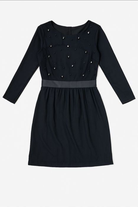 Rochie neagră elegantă cu aplicații – pentru seară sau ocazii speciale