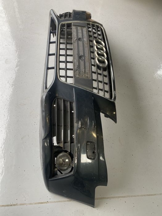Bară față Audi A4 B8 model cu spălătoare far , originală , cu defect