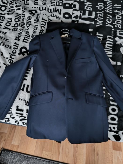 Отдам классический костюм на мальчика,1-2 класс