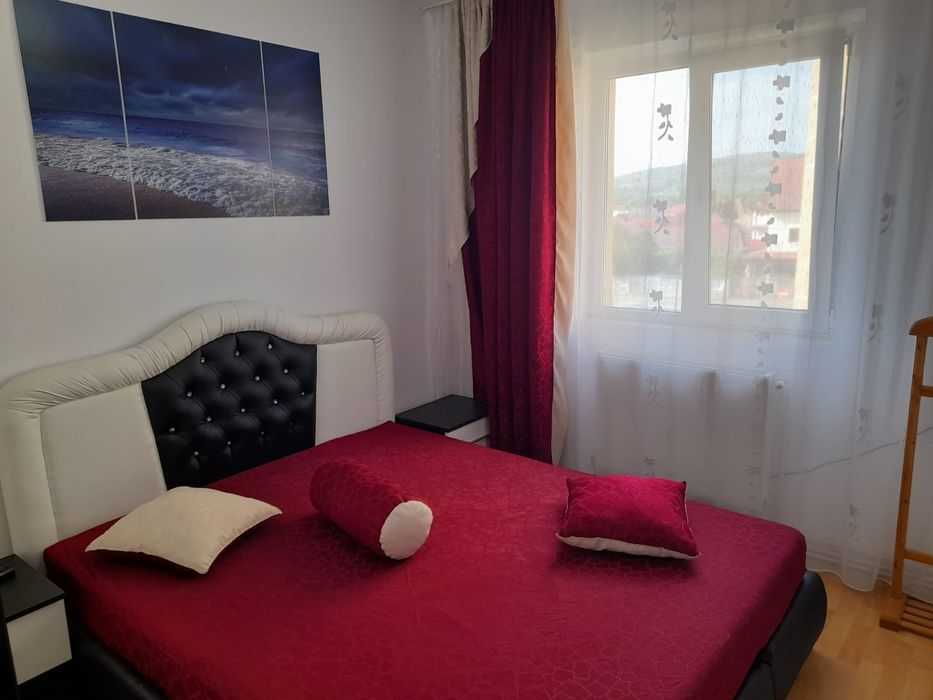 Închiriez apartament cu 3 camere