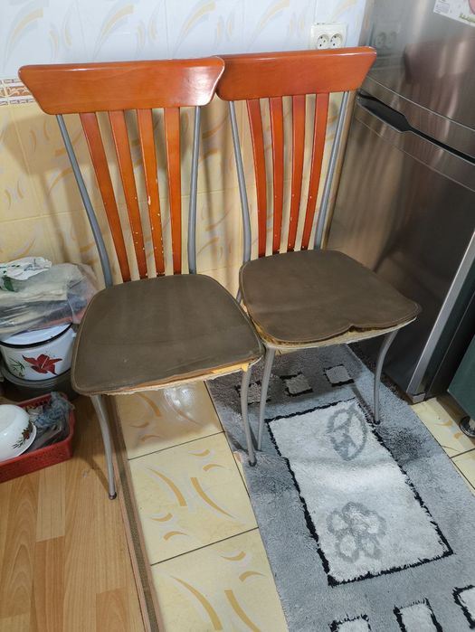 Два крепких.  стула