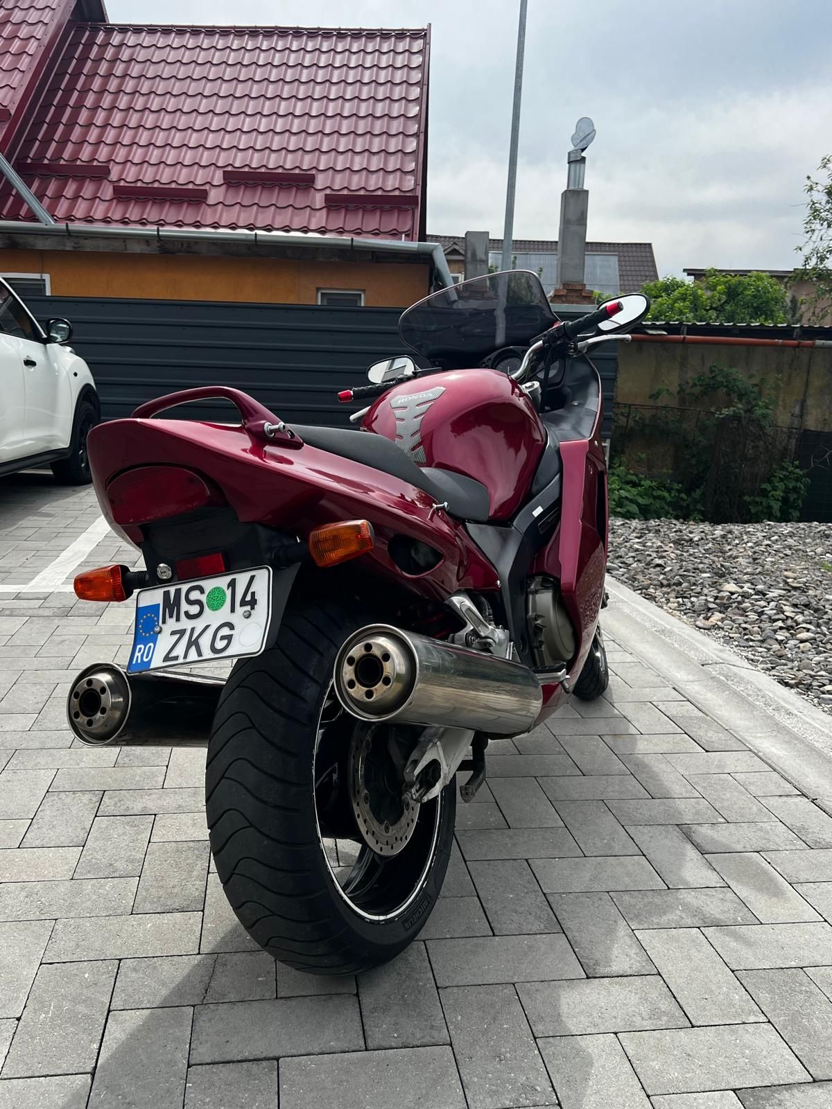 Vand Honda CBR Super Blackbird 1100 XX 
An fabricație 1998 - 87.000 km