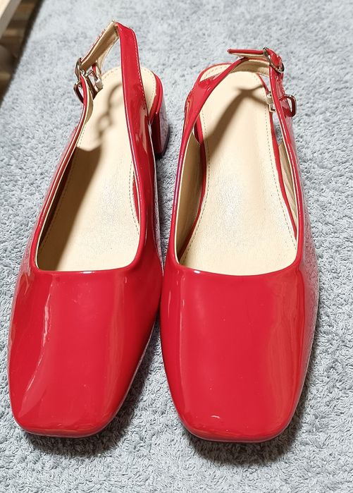 Продаются женские туфли на толстом каблуке , однотонные красные
