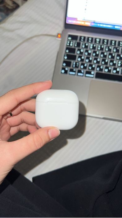 Продаю наушники AirPods 4 в идеальном состоянии.
