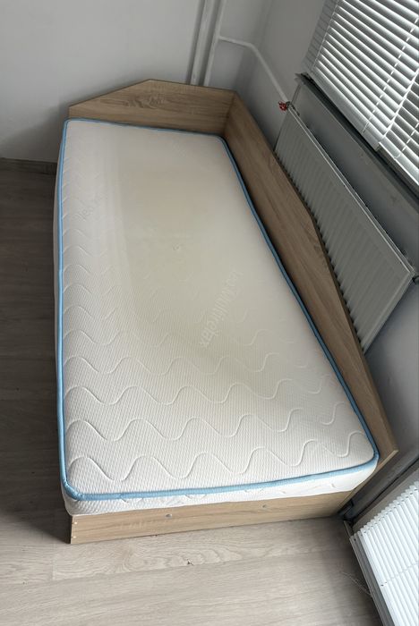 Продавам единично легло с матрак