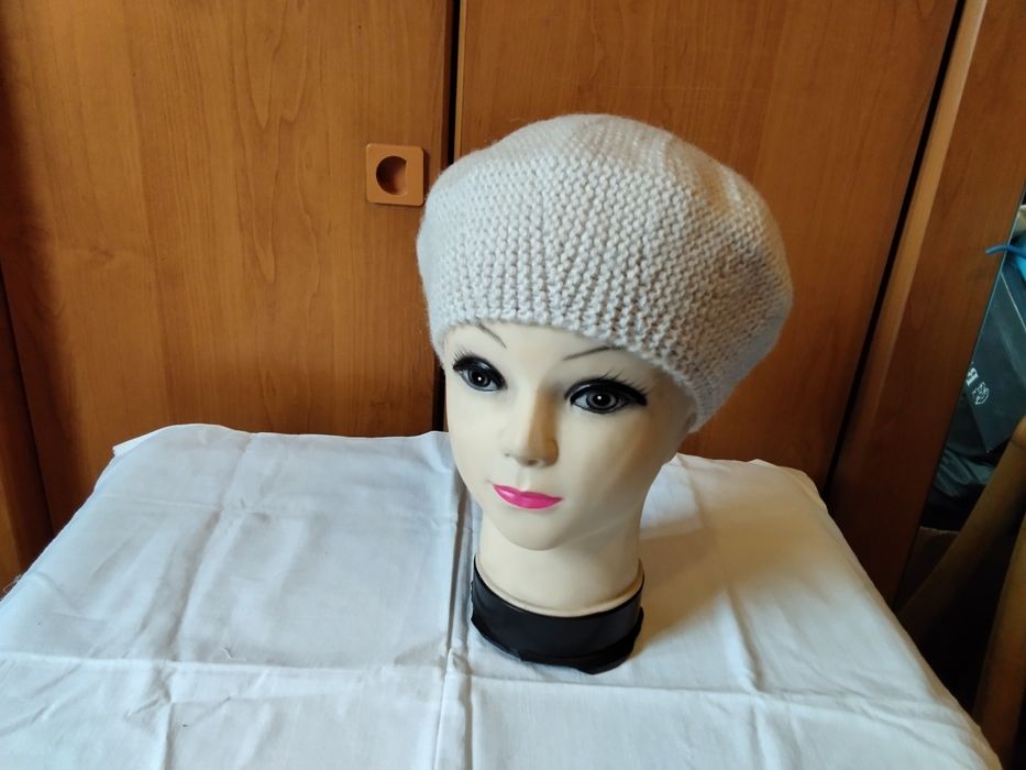 Продаю шапки женские и  одна мужская.