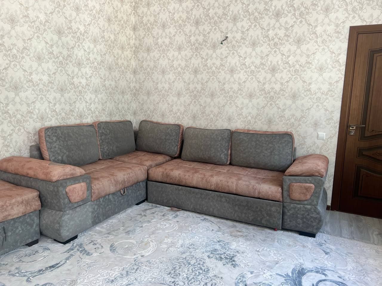 Divan ugolog sotiladi srochna