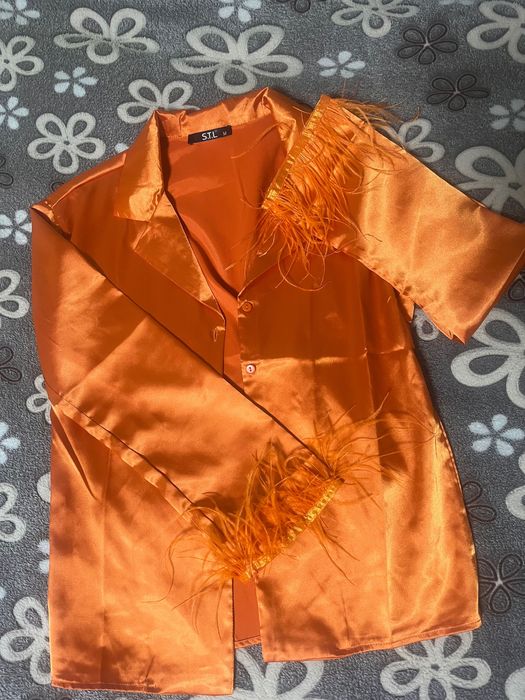 Оранжева риза с пера на ръкавите