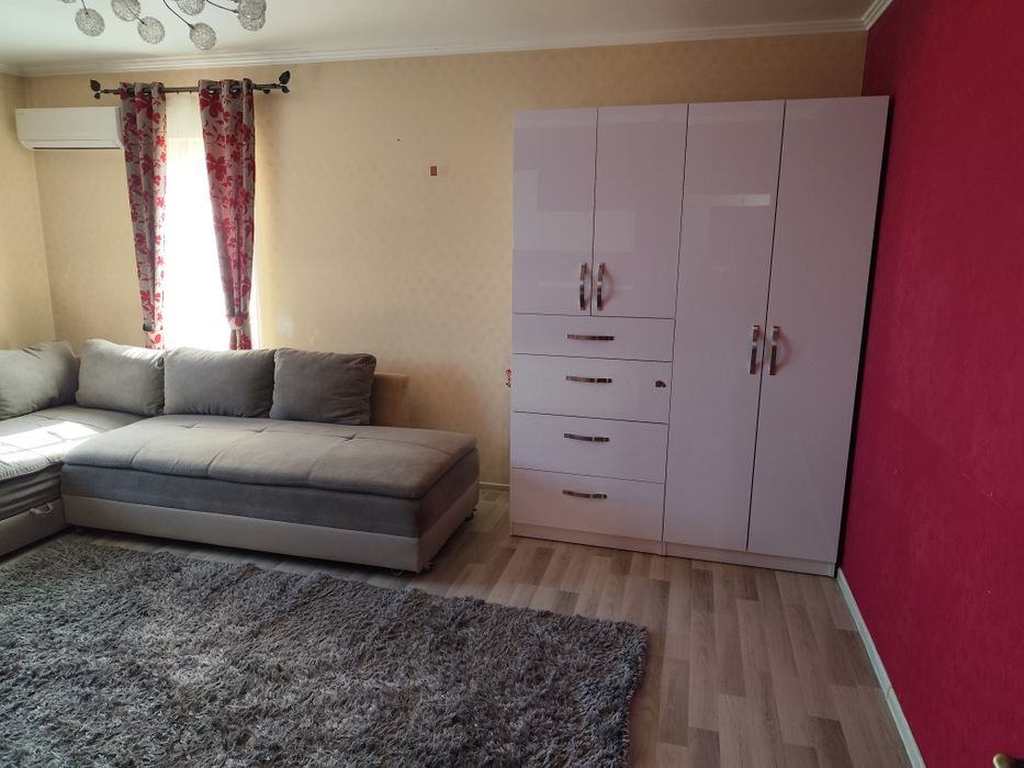 Închiriez apartament cu 2 camere
