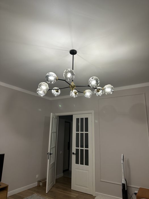 Люстра с тремя бра лампами