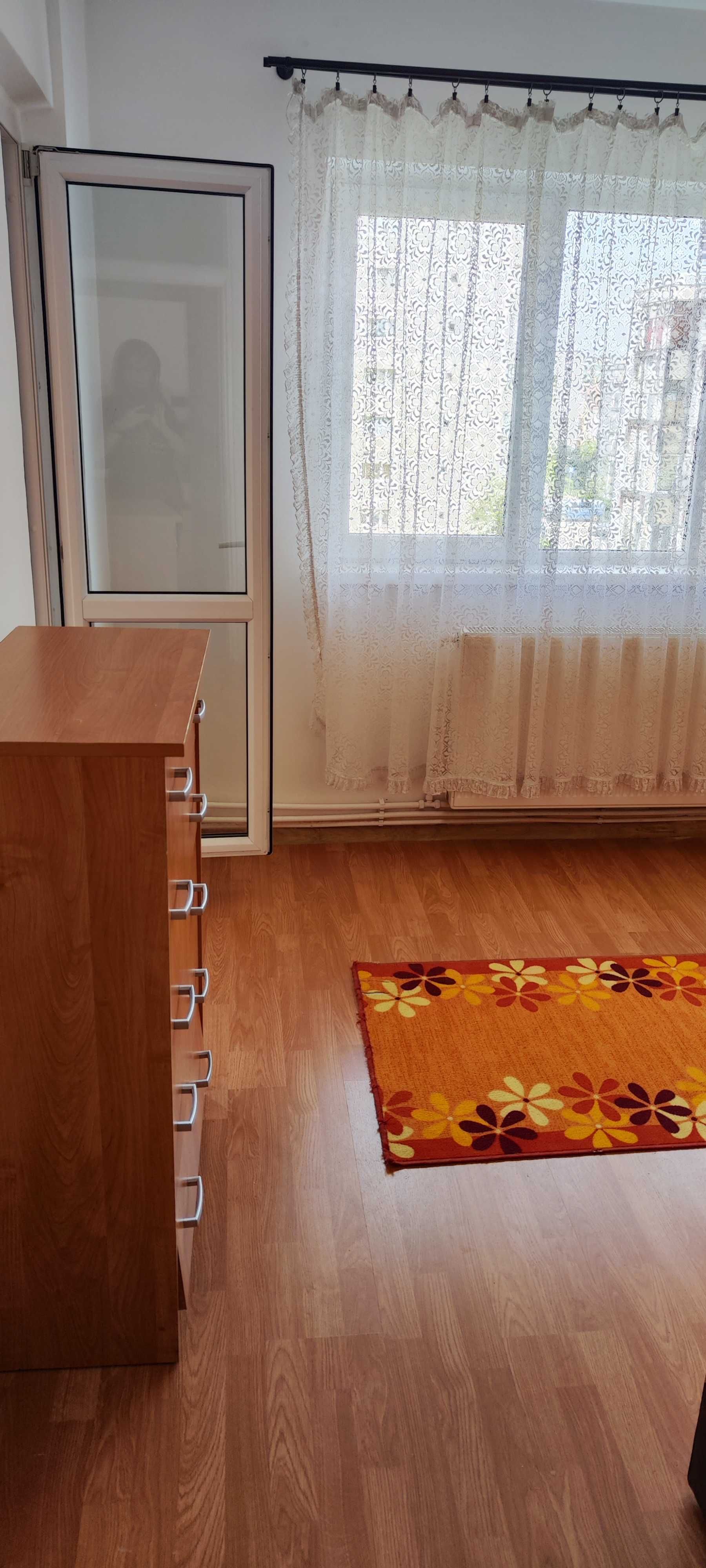 Inchiriez apartament cu 2 camere decomandate in cartierul Intre Lacuri