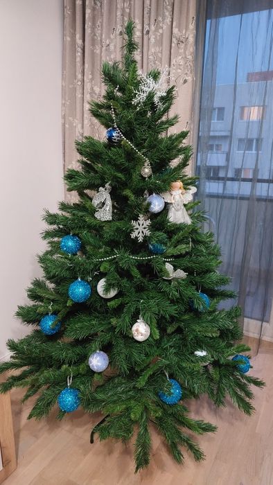 Brad artificial pentru Crăciun fara ornamente