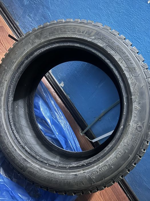 Продам резину, комплект  Michelin 225/50/17 шипы