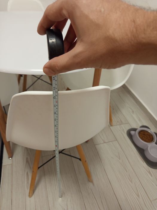 Masă rotundă alba de bucătărie și 4 scaune albe stare buna