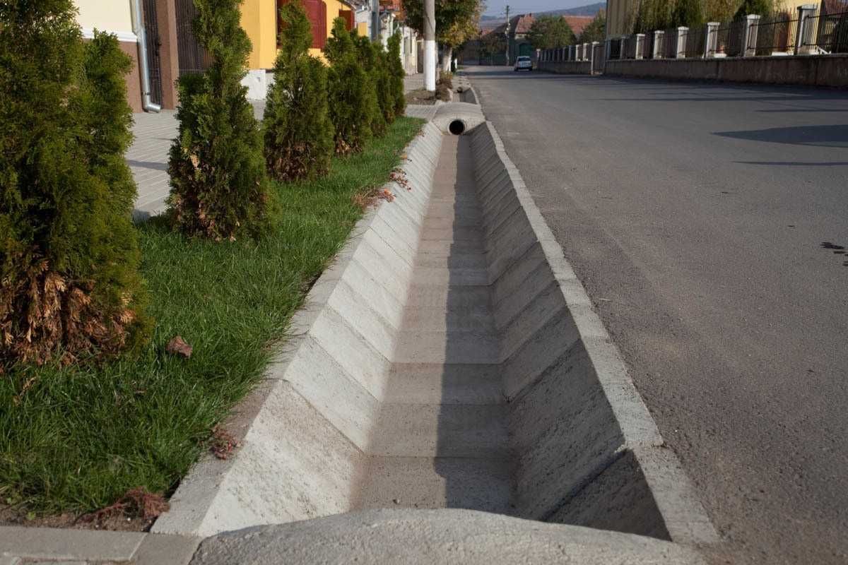 Rigole prefabricate din beton pentru sant trapezoidal